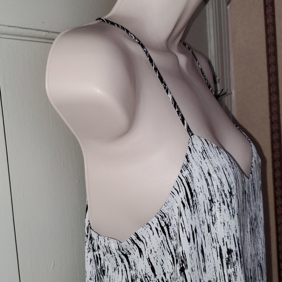 Express Barcelona Cami Reversible Black/White Top - Picture 6 of 15